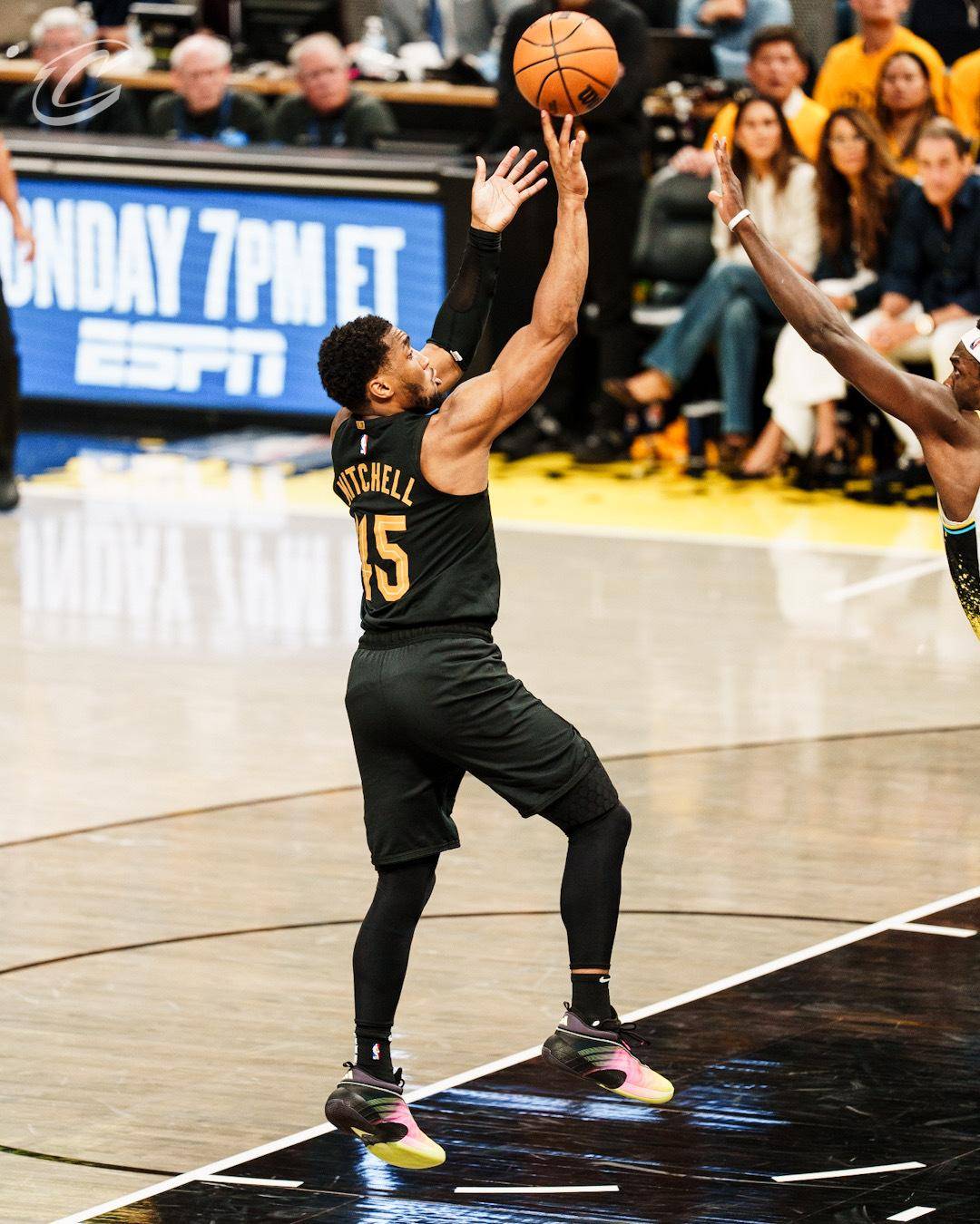 米切尔险胜险胜，爆发新星关键表现点燃全场！的简单介绍